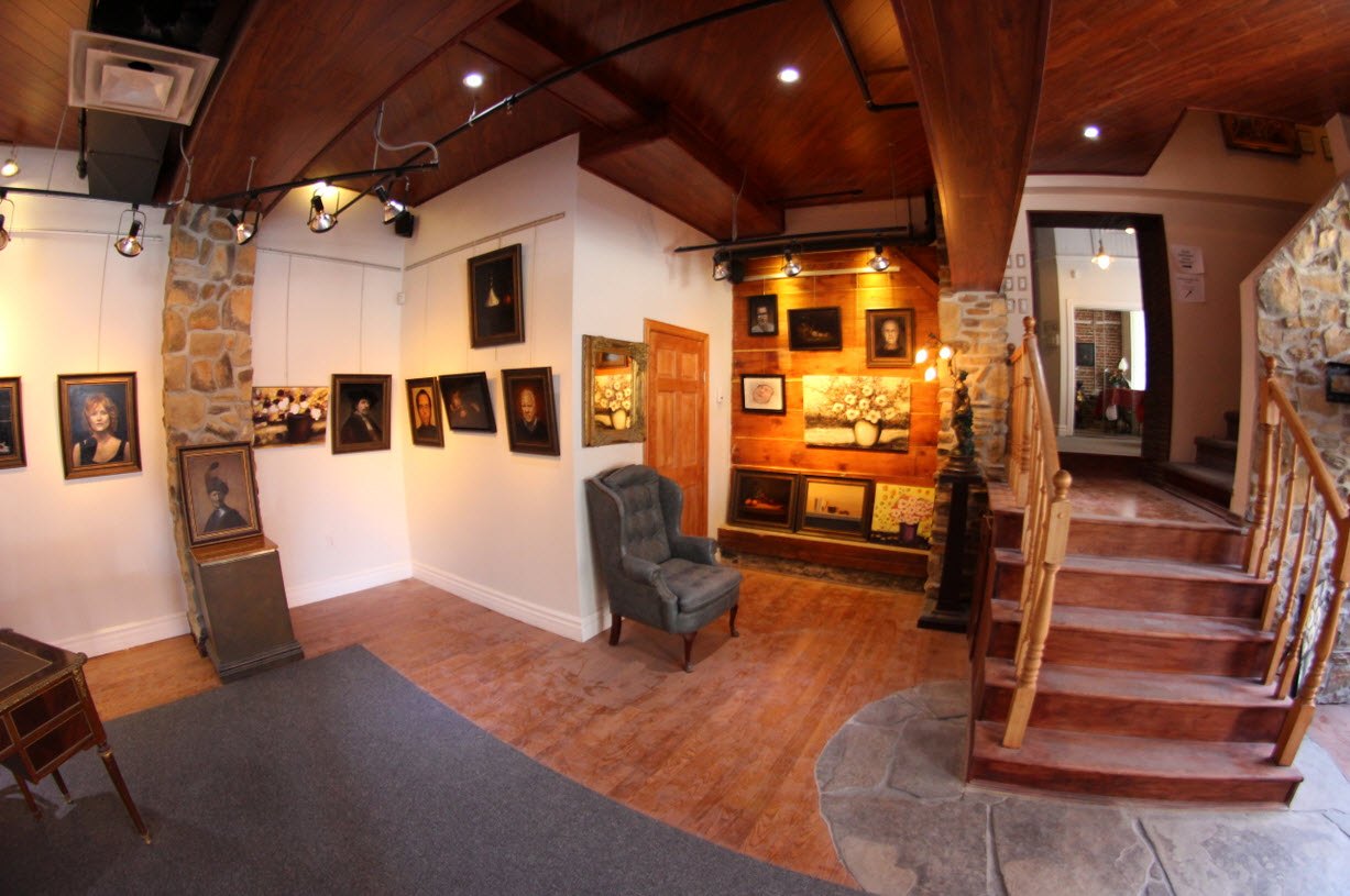Salle d’exposition avec peintures de Daniel Pineau